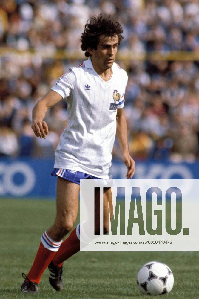 Michel Platini (Frankreich) am Ball Fußball WM Herren Weltmeisterschaft 1982, Länderspiel, Nationalmannschaft, Nationalteam Einzelbild Estadio Jose Zorrilla Valladolid Dynamik,