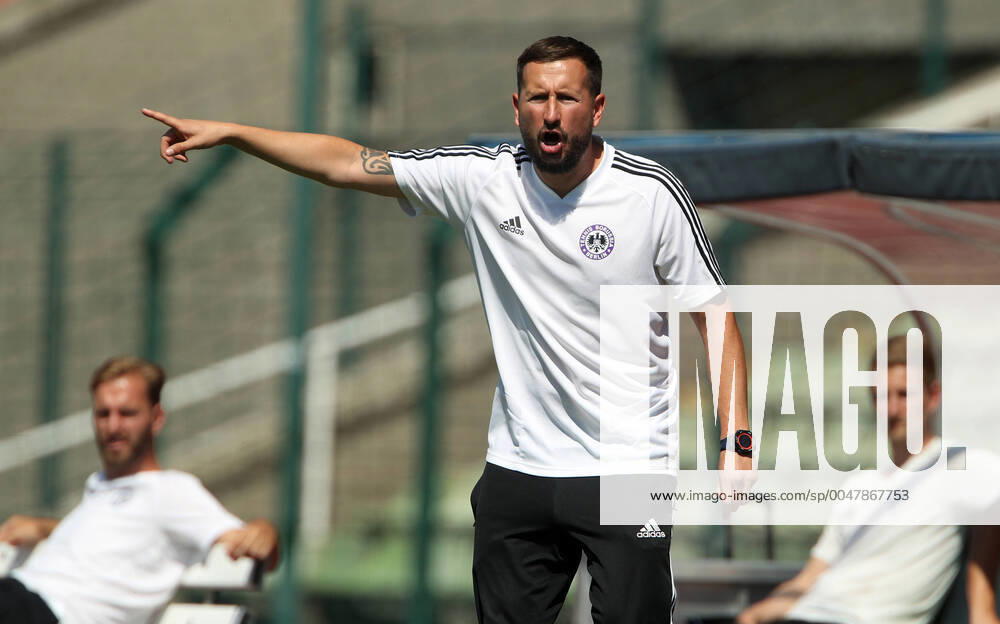 Coach Markus Zschiesche showing gesticulating ghost game Corona Sport Football Football Regionalliga Nordost Herren Saison 2020 2021 16 08 2020 VSG Altglienicke vs Tennis Borussia Berlin TeBe DFL regulations prohibit any use of photographs as image sequences and or quasi video