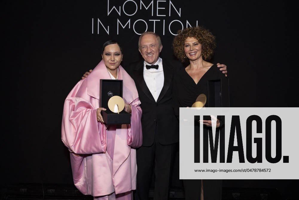 Bilder des Jahres 2024, Entertainment 05 Mai Entertainment Themen der Woche KW20 B Remise du prix lors du diner Women in Motion par le groupe Kering, Place de la Castre, lors du 77eme Festival International du Film de Cannes Amanda Nell Eu, Francois Henri Pinault, Donna Langley Remise du prix lors du diner Women in Motion par le groupe Kering, Place de la Castre, lors du 77eme Festival International du Film de Cannes Le 19 mai 2024 Olivier Borde Bestimage Women in Motion 2024 Award during the Kering And Cannes Film Festival Official Dinner, at the 77th annual Cannes Film Festival On May 19, 2024 Cannes France
