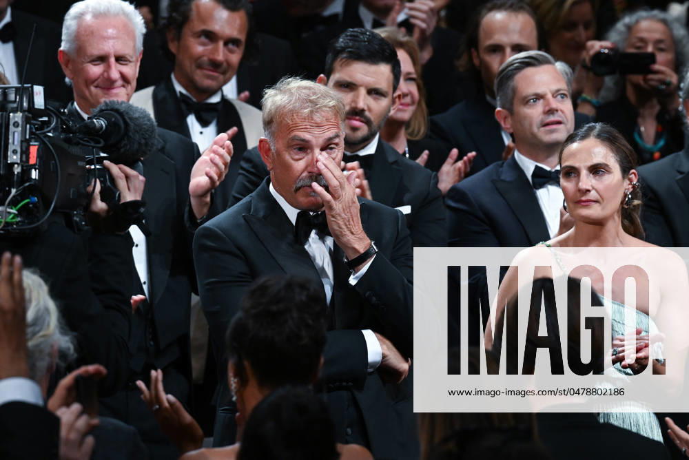 77eme Festival International du Film de Cannes Atmosphere a la fin de projection du film de Kevin Costner 77th International Cannes Film Festival Atmosphere and emotion after Kevin Costner movie screening Horizon An american Saga EXCLUSIVE Contact us for any web use 305213 2024 05 19 Costner, Kevin
