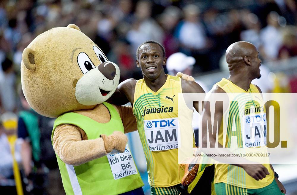 Usain BOLT albert mit Maskottchen Berlino rum , der ein Shirt mit Ich bin ein Bolt traegt, re. Asafa POWELL, JAM, 1.Platz, Sieger, 4 x 100m Finale der Maenner am 22.08.2009 12. IAAF Leichtathletik WM Berlin 2009ª , vom 15.08. - 23.08.2009 in Berlin Deutschland.