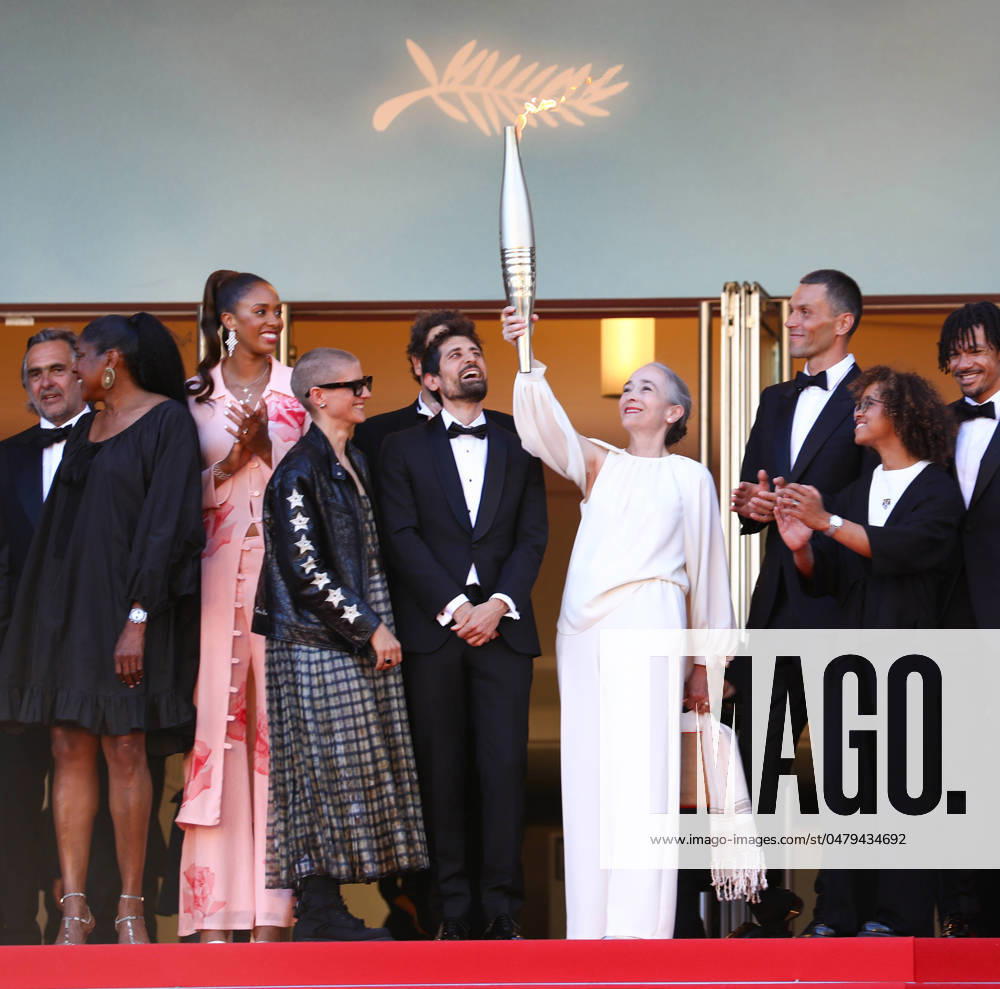 Bilder des Jahres 2024, Entertainment 05 Mai Entertainment Themen der Woche KW21 May 21, 2024, Cannes, Cote D azur, France: CEO of France Televisions DELPHINE ERNOTTE carries the Olympic torch up the red carpet ahead of Marcello Mio Premiere screening at the 77th Annual Cannes Film Festival at Palais des Festivals in Cannes, France Cannes France - ZUMAc179 20240521_zep_c179_094