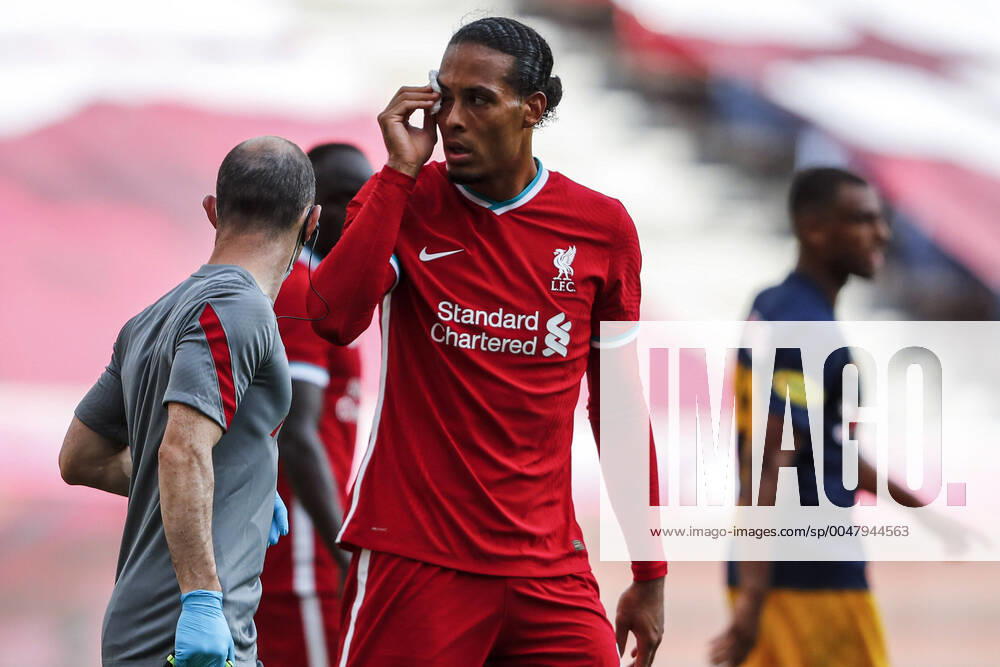 KW35 SOCCER - RBS vs Liverpool, test match SALZBURG,AUSTRIA,25.AUG.20 - SOCCER - tipico Bundesliga, Premier League, Red Bull Salzburg vs Liverpool FC, test match. Image shows Virgil van Dijk (Liverpool). Keywords: injury. GEPAxpictures xJasminxWalter