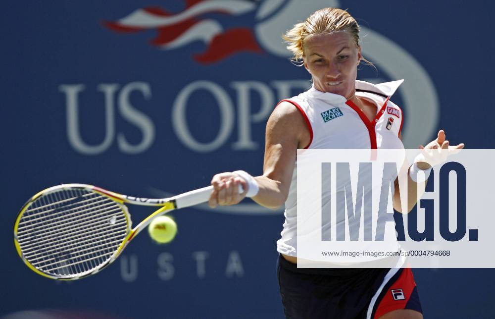 Svetlana Kuznetsova hits a forehand NYP20090901111