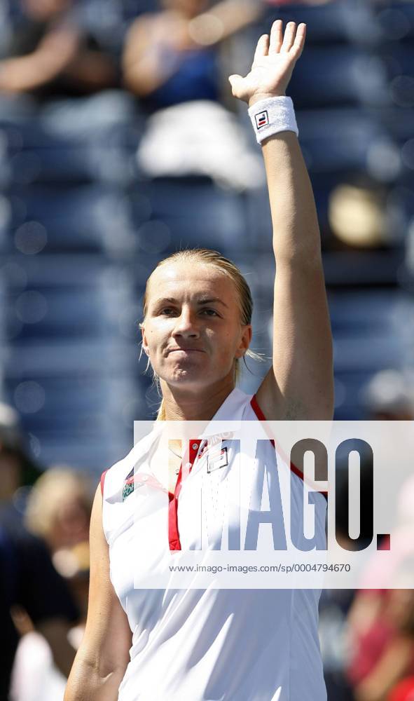 Svetlana Kuznetsova (li) waves after her first round match against Julia Goerges at the US Open NYP20090901109
