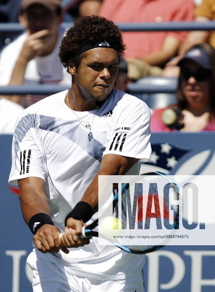 Jo-Wilfried Tsonga hits a backhand NYP20090901116