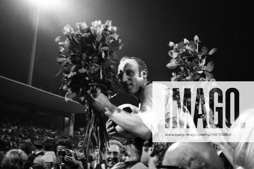 Uwe SEELER is bid farewell after his last international match with a bouquet of flowers, his team mates carry him on their shoulders, Fussball Laenderspiel Deutschland Ungarn 3 1 in Nuremberg on 09 09 1970, Â