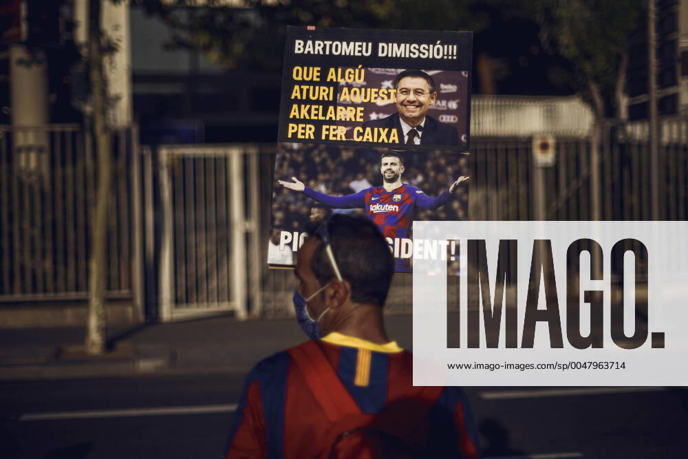 A FC Barcelona, Barca fan holds a placard demanding the resignation of the club s president Bartomeu and the new presidency for Pique in front of the Camp Nou Stadium during a protest against the clubs presidency over Messi s will to leave the club after 20 years Barcelona Spain - ZUMAo105 0103512387st