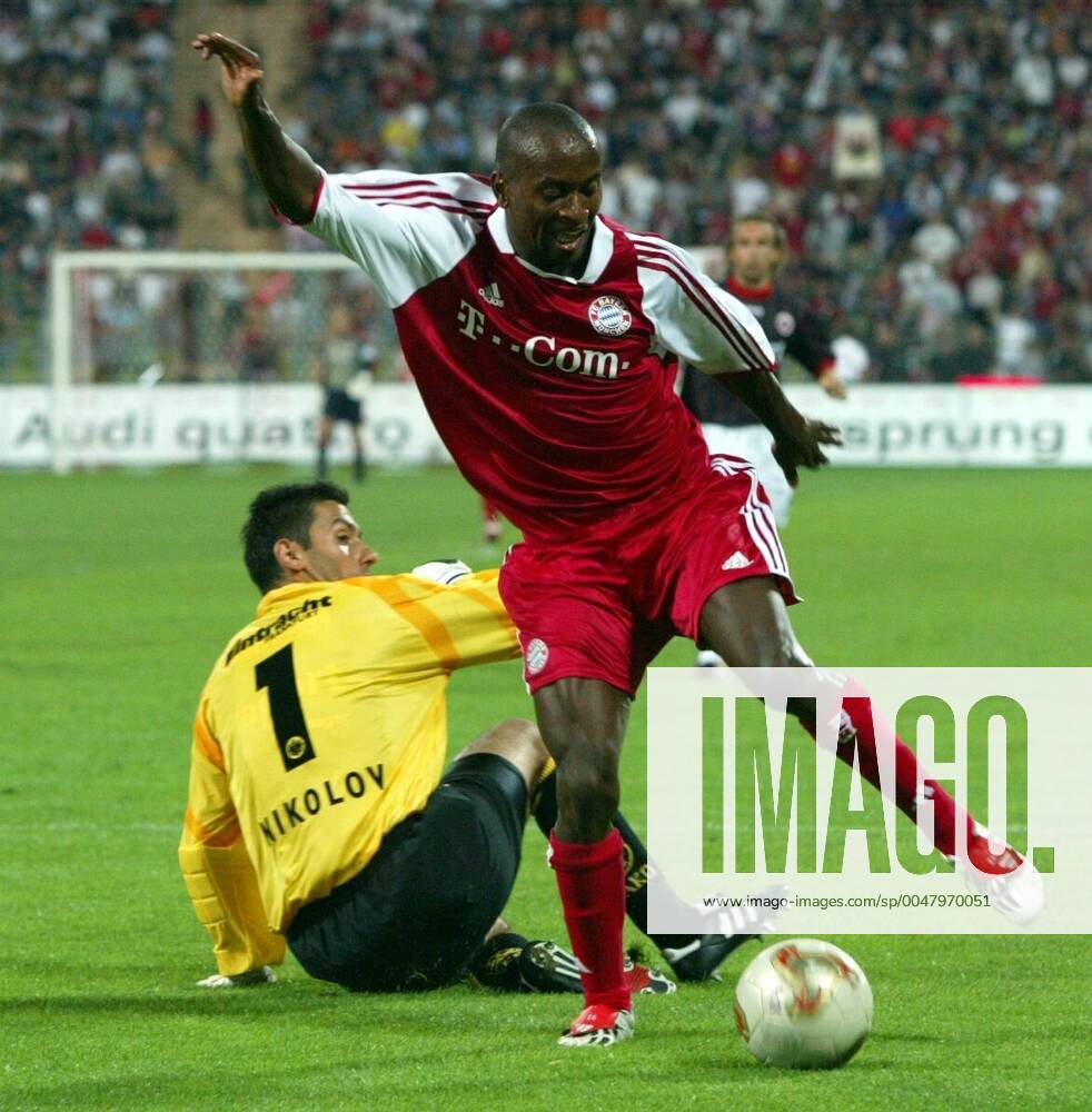 FC Bayern Eintracht Frankfurt 3 1 01 08 2003 Olympic Stadium Munich FC Bayern Eintracht Frankfurt 3 1 Ze Roberto plays around Oka Nikolov , TE010803FCB21 JPG, Munich Germany ,