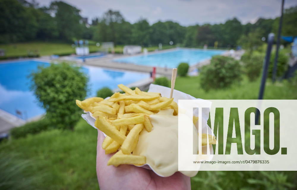 Outdoor pool fries A classic for the opening of the outdoor pool on Whit Monday, May 20, 2024 in Essen Kettwig You can see a bowl of fries with mayonnaise and a Piekser In the background two water basins Publication for editorial purposes only Photo IMAGO FotoPrensa Essen Kettwig NRW