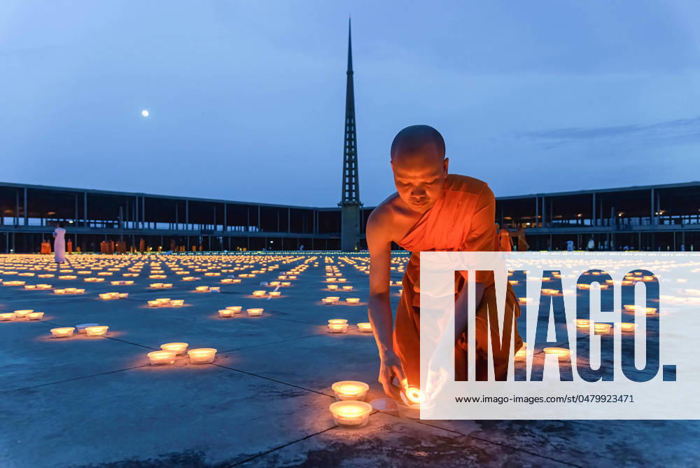 A Buddhist monk sets LED lamps during the Vesak day celebration at Wat Phra Dhammakaya. Vesak Day or Vesakha Bucha Day is the day that commemorates the birth and enlightenment to Nirvana, and death of Buddha in the Buddhists faith. Pathum Thani Thailand - ZUMAs197 20240522_aaa_s197_070