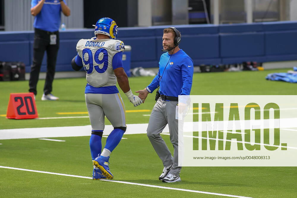 INGLEWOOD, CA - AUGUST 29: Los Angeles Rams head coach Sean McVay low five s Los Angeles Rams defensive tackle Aaron Donald 99 during the Los Angeles Rams scrimmage on Aug 29, 2020, at SoFi Stadium in Inglewood, CA. (Photo by Jevone Moore Icon Sportswire) NFL, American Football Herren, USA AUG 29 Rams Scrimmage Icon201029001