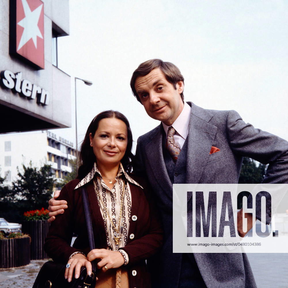 EIN MANN FÜR ALLE FÄLLE Ein Mann für alle Fälle, ZDF Serie, 1978, Bild: Chariklia Baxevanos und Harald Juhnke in einer Drehpause., Berlin Deutschland