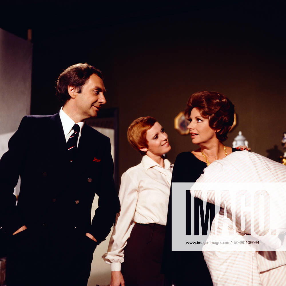 EIN MANN FÜR ALLE FÄLLE Ein Mann für alle Fälle, ZDF Serie, 1978, Szene: Harald Juhnke, Anita Kupsch, Johanna von Koczian, Berlin Deutschland
