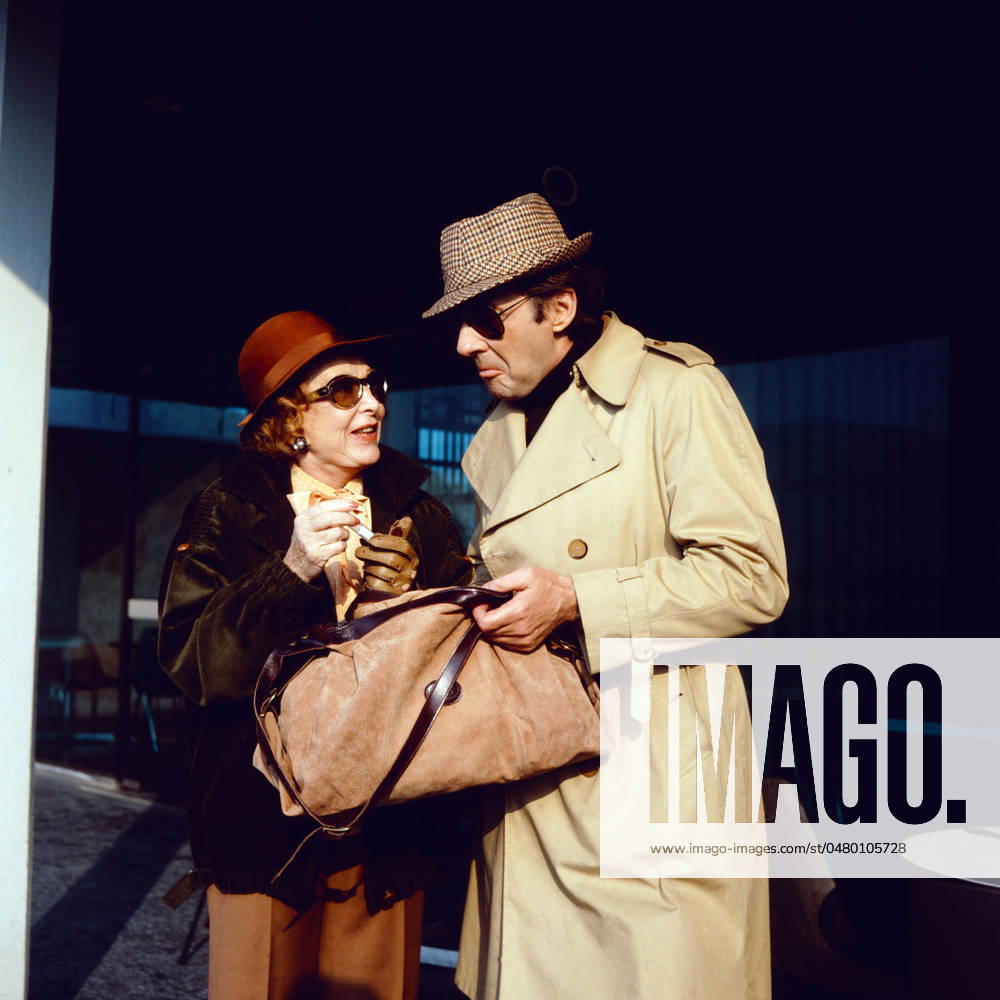 EIN MANN FÜR ALLE FÄLLE Ein Mann für alle Fälle, ZDF Serie, 1979, Szene: Edith Schollwer als Frau Reschke, Harald Juhnke als Frank Engelmann, Berlin Deutschland