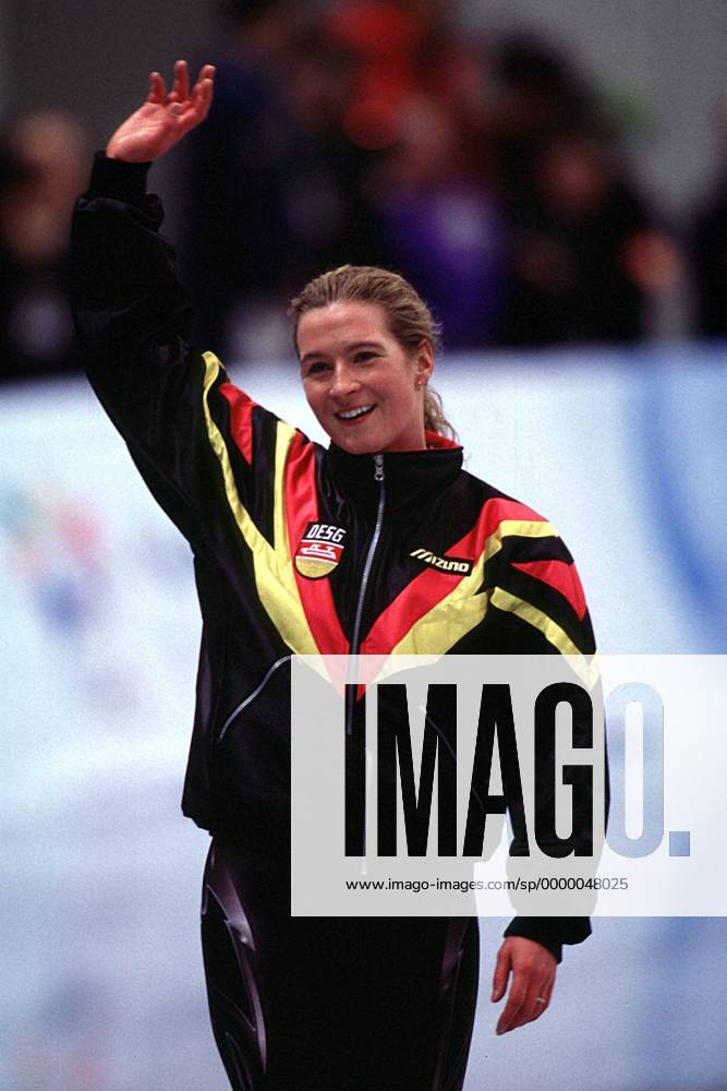 Die Gewinnerin über die 5000m Claudia Pechstein (Deutschland) glücklich über Gold Eisschnellauf OS Winter Damen Olympische Winterspiele, Spiele, Olympia, Olympiade, 5000m Einzelbild M-Wave Nagano Glück, Begeisterung, Freude,