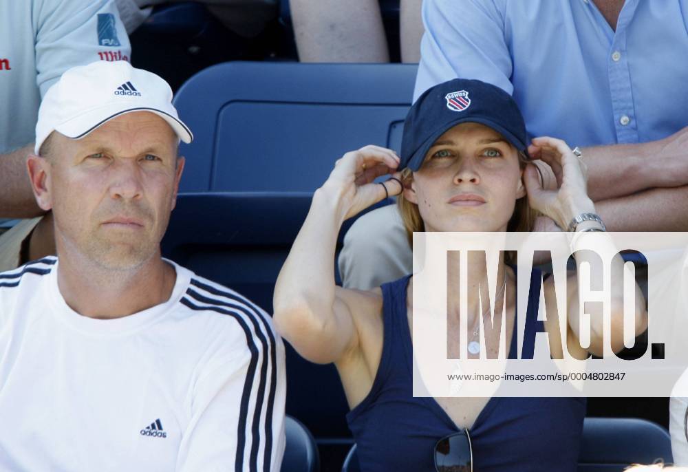 US Open 2009, New York, , Grand Slam Tournament, Tommy Haas (Deutschland) Clan, L-R. Coach Thomas Högstedt und Freundin Sara Foster. o00 Flushing Meadow, NY, N.Y