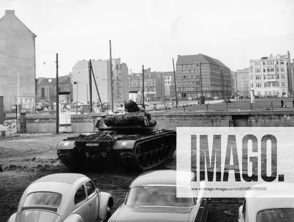 Bau der Berliner Mauer Ein Panzer der US-Army ausgericht gen Osten am Checkpoint Charlie, Berlin 1961. Originale Bildbeschreibung: Und wieder schwerer Grenzzwischenfall an der Friedrichstrasse - Auch heute nachmittag kam es wieder zu einem schweren Grenzzwischenfall an dem Ausländer-Übergang an der Friedrichstrassstrasse sic. , als Volkspolizisten einem amerikaner sic. in Zivilkleidung, der einen Wagen mit einem Wagen mit einem amtlichen amerikanischen Kennzeichen fuhr, die Einfahrt in den Osten unserer Stadt verweigerten. Erst unter dem Schutz von bewaffneten amerikanischen Einheiten konnte der Amerikaner passieren. , Berlin