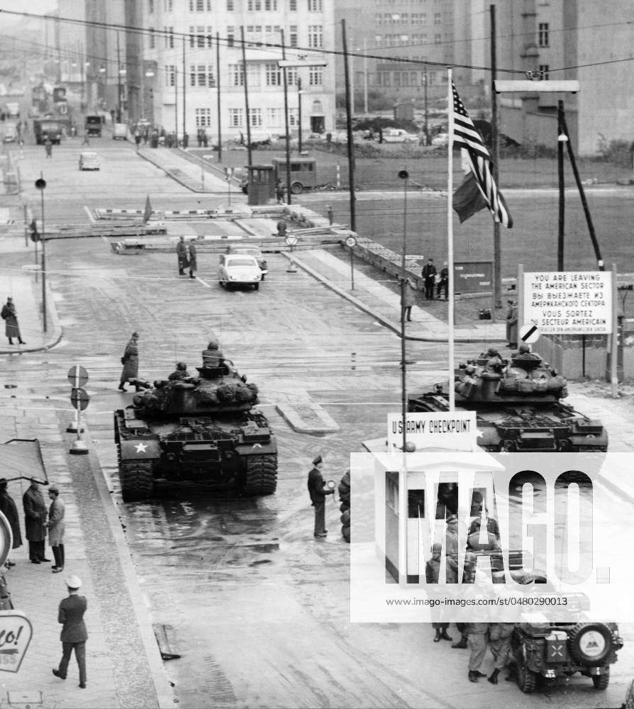 Bau der Berliner Mauer Der Checkpoint Charlie, Berlin 1961. Originale Bildbeschreibung: Übergriffe werden abgewiesen - Zu einem schweren Grenzzwischenfall, kam es auch heute wieder an der Friedrich- Ecke Kochstrasse, als zwei amerikanischen Reiseomnibussen die Einfahrt in den sowjetisch-besetzten Sektor verboten werden sollte. Englische und amerikanische Panzertruppeneinheiten bezogen Stellung, um international festgelegte Rechte der vier Besatzungsbehörden zu wahren. , Berlin