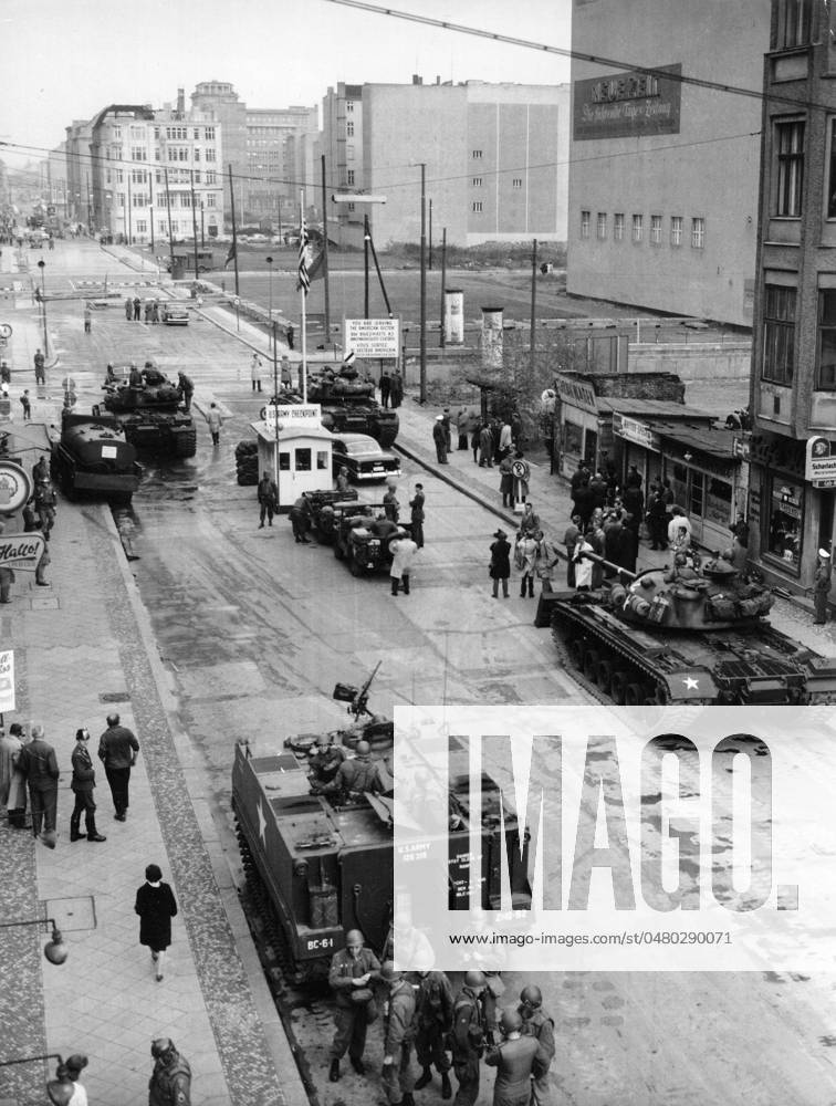 Bau der Berliner Mauer Reger Trubel und diverse Fahrzeuge am Checkpoint Charlie, Berlin 1961. - Originale Bildbeschreibung: Übergriffe werden abgewiesen - Zu einem schweren Grenzzwischenfall, kam es auch heute wieder an der Friedrich- Ecke Kochstrasse, als zwei amerikanischen Reiseomnibussen die Einfahrt in den sowjetisch-besetzten Sektor verboten werden sollte. Englische und amerikanische Panzertruppeneinheiten bezogen Stellung, um international festgelegte Rechte der vier Besatzungsbehörden zu wahren. , Berlin