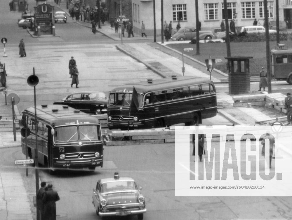 Bau der Berliner Mauer Busse der US-Army umqueren die Schlagbäume am Checkpoint Charlie nachdem ihnen die Überfahrt verwehrt wurde, Berlin 1961. - Originale Bildbeschreibung: Die beiden amerikanischen Reisebusse kommen nach dem sicheren Westen Berlins zurück. - Schwierig, sehr schwierig, ist der Weg von West- nach Ostberlin auch für die alliierten Schutztruppen - Nachdem zwei amerikanische Reisebusse die Sektorengrenze an der Friedrichstrasse vom Westen nach dem Osten unserer Stadt durch doppelten Schlagbaum in Schlangenlinien passiert hatten, wurde ihnen von den freundlichen VOPOS die Weiterfahrt zu den östlichen Teilen Berlins verwehrt, was die Amerikaner auch nicht eben als freundlich empfanden. , Berlin