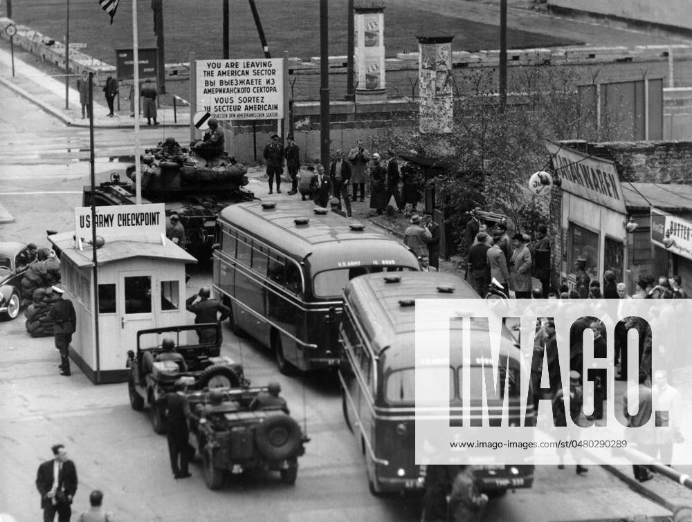 Bau der Berliner Mauer Reisebusse der Us-Army am Checkpoint Charlie, Berlin 1961. - Originale Bildbeschreibung: Übergriffe werden abgewiesen - Zu einem schweren Grenzzwischenfall, kam es auch heute wieder an der Friedrich- Ecke Kochstrasse, als zwei amerikanischen Reiseomnibussen die Einfahrt in den sowjetisch-besetzten Sektor verboten werden sollte. Englische und amerikanische Panzertruppeneinheiten bezogen Stellung, um international festgelegte Rechte der vier Besatzungsbehörden zu wahren. , Berlin