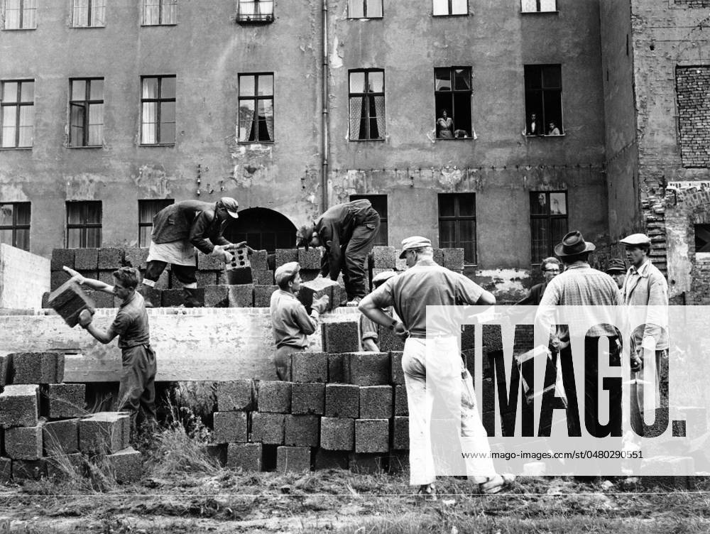Bau der Berliner Mauer Bauarbeiten zum Bau der Berliner Mauer in der Bernauer Str. auf Ostseite, Berlin 1961. - Originale Bildbeschreibung: Bernauer Str. , Berlin