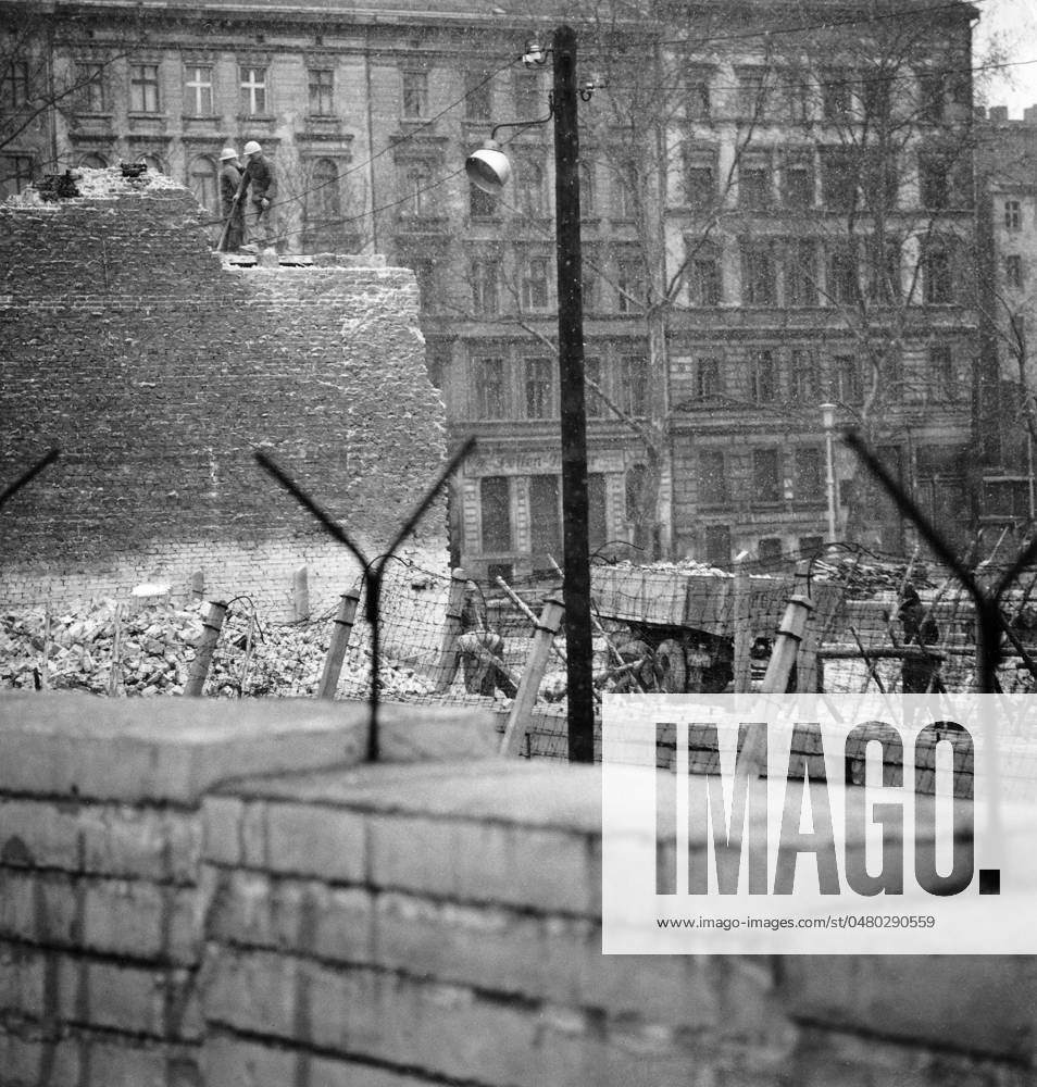 Bau der Berliner Mauer Abriss eines Wohnhauses im Bereich der Berliner Mauer in der Bernauer Str. auf Ostseite, Berlin 1961. - Originale Bildbeschreibung: Bernauerstr. sic. , Berlin