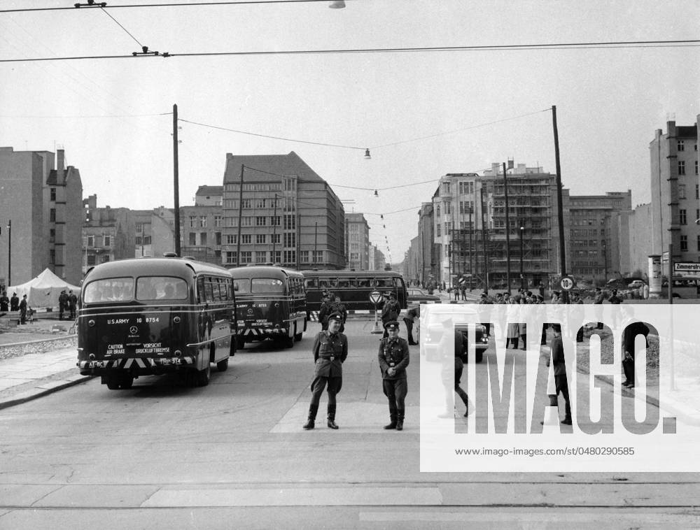 Bau der Berliner Mauer Reisebusse der US-Army am Checkpoint Charlie, Berlin 1961. - Originale Bildbeschreibung: Gestern Zwischenfall an der Sektorengrenze Friedrichstr. Vopos wollten drei amerik. Busse nicht nach Ost-Berlin lassen - Drei amerikanische Busse trafen gestern gegen 14 Uhr 30 am Sektorenübergang Friedrichstr. ein. Da es die Amerikaner ablehnten sich von den Vopos kontrollieren zu lassen, wurde die Durchfahrt vorerst verweigert. Ein amerikanischer Oberst protestierte daraufhin bei den Sowjets, worauf die Busse unkontrolliert nach spannenden zwei Stunden endlich durchgelassen wurden. , Berlin