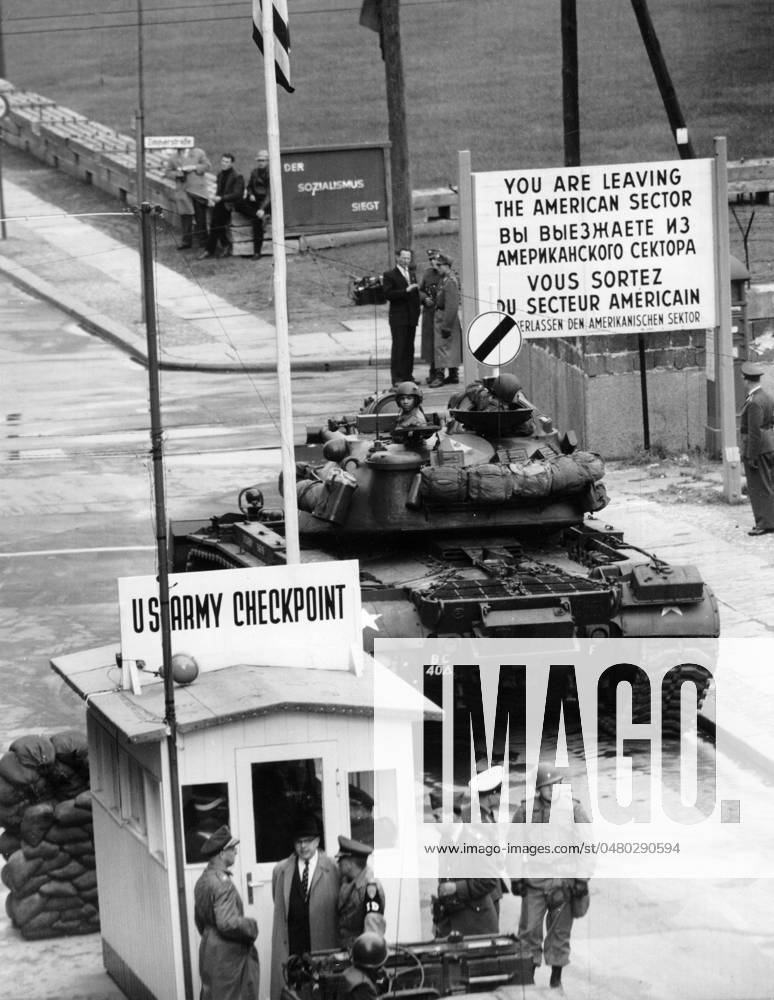 Bau der Berliner Mauer Panzer am Checkpoint Charlie, Berlin 1961. - Originale Bildbeschreibung: Übergriffe werden abgewiesen - Zu einem schweren Grenzzwischenfall, kam es auch heute wieder an der Friedrich- Ecke Kochstrasse, als zwei amerikanischen Reiseomnibussen die Einfahrt in den sowjetisch-besetzten Sektor verboten werden sollte. Englische und amerikanische Panzertruppeneinheiten bezogen Stellung, um international festgelegte Rechte der vier Besatzungsbehörden zu wahren. , Berlin