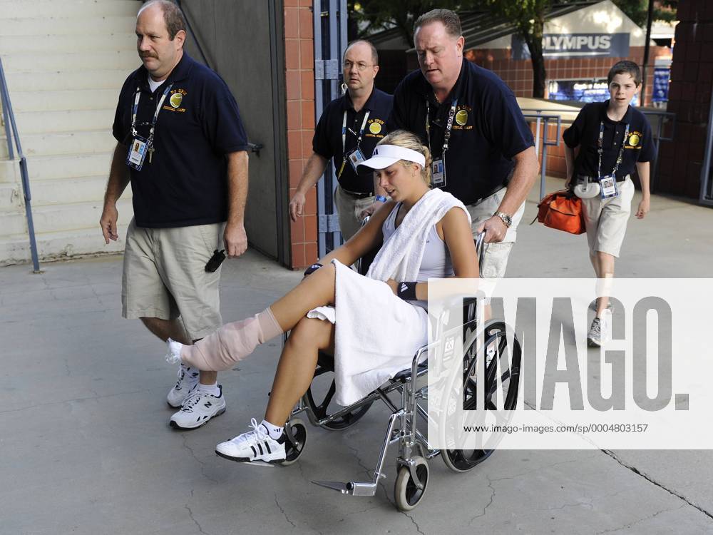 Sabine Lisicki (Deutschland) wird verletzt im Rollstuhl transportiert Tennis Damen US Open 2009, Grand Slam, WTA Tour Gruppe Flushing Meadows New York