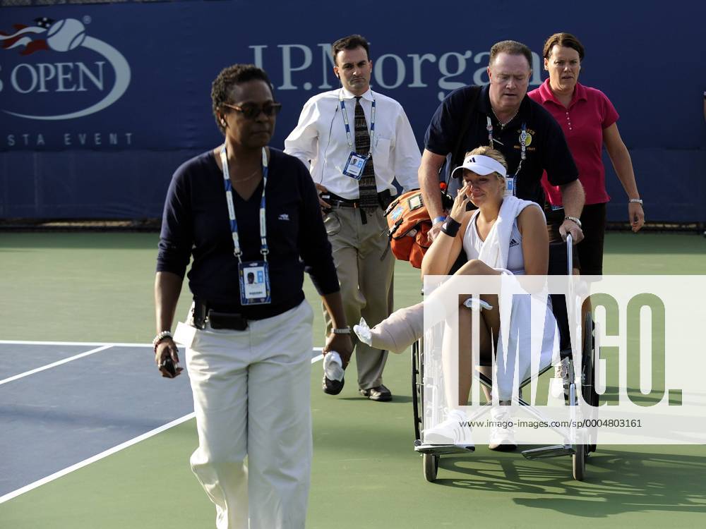 Sabine Lisicki (Deutschland) wird verletzt im Rollstuhl transportiert Tennis Damen US Open 2009, Grand Slam, WTA Tour Gruppe Flushing Meadows New York