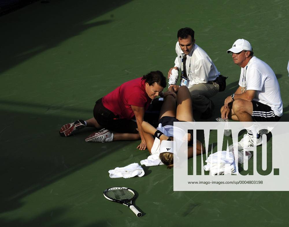 Sabine Lisicki (Deutschland) wird verletzt am Boden behandelt, re. ihr Vater Dr. Richard Lisicki Tennis Damen US Open 2009, Grand Slam, WTA Tour Gruppe Flushing Meadows New York