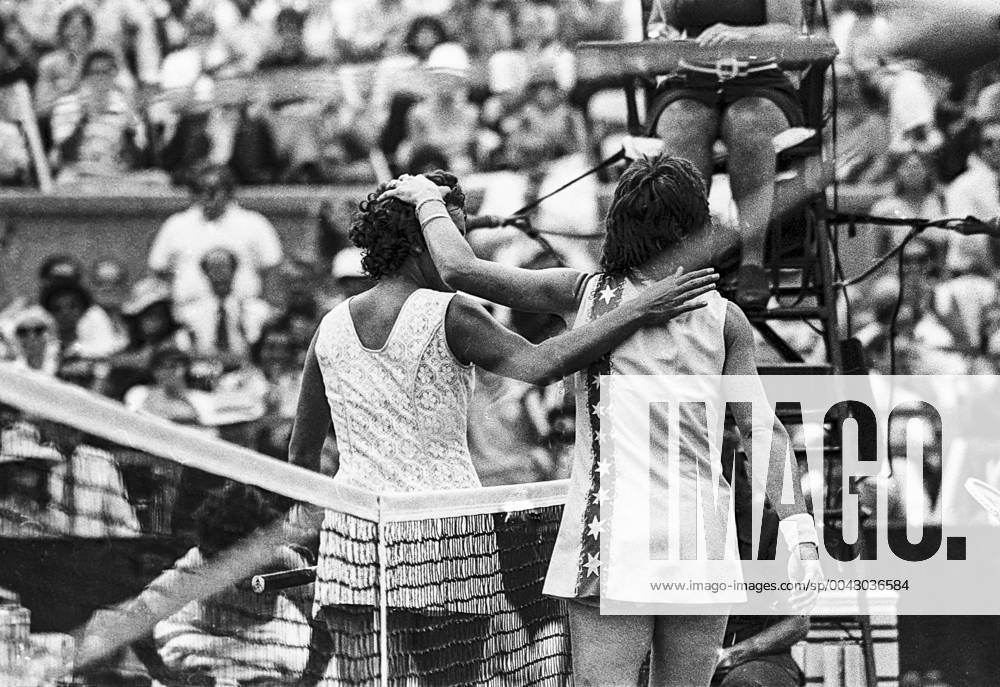 Billie Jean King (USA) -R- defeats Evonne Goolagong (AUS) for the 1974 US Open Tennis championship.