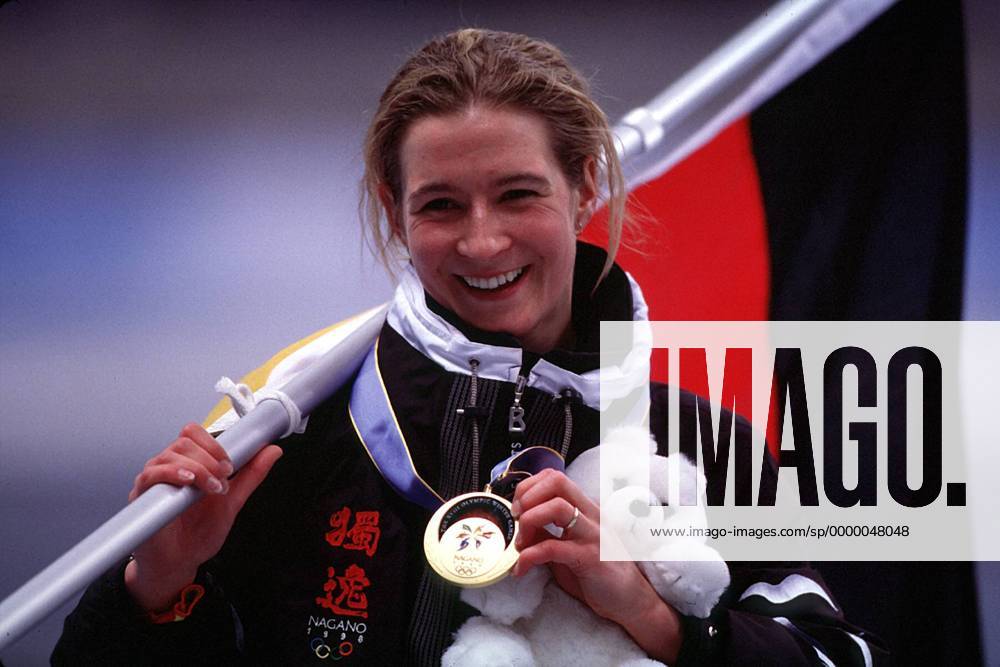 Claudia Pechstein (Deutschland) mit ihrer Goldmedaille und Deutschlandfahne Eisschnellauf OS Winter Damen Olympische Winterspiele, Spiele, Olympia, Olympiade, 5000m Porträt M-Wave Nagano Glück, Freude, Begeisterung,