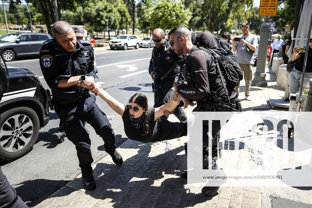ANTI WAR PROTEST OUT SIED OF USA CONSULATE security forces dispere a demonstration by israeli left wing activists against the ongoing war in gaza in front of the US counsulate in jerusalem on may 24.2024. photo by saeed qaq