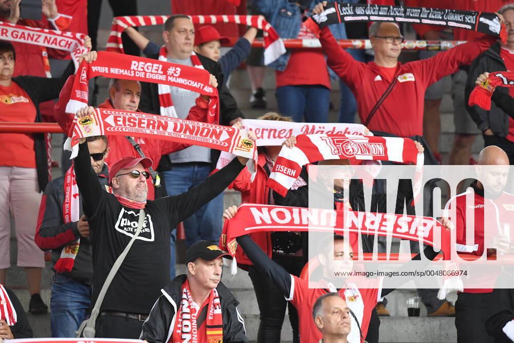 Football, men, season 2020 2021, test match with spectators, 1 FC Union Berlin 1 FC Nürnberg, fans of Union on the back straight, 05 09 2020,