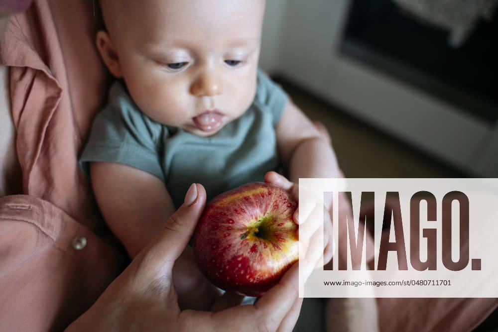 Cute baby boy and mother holding apple at home model released, Symbolfoto property released, NJAF01030