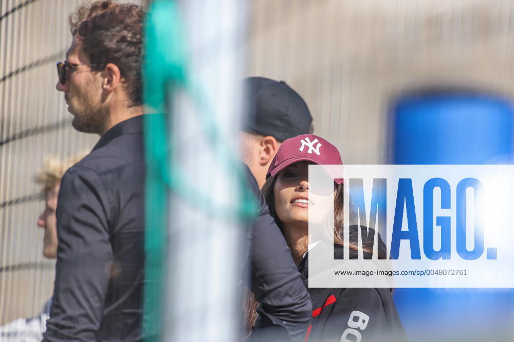 Football, Season 2020 2021, Test match, FC Schalke 04 VfL Bochum, v l Leon Goretzka FC Bayern Munich with his girlfriend Mathea Fischer Gelsenkirchen Parkstadion NRW Germany xRHR FOTO TRx