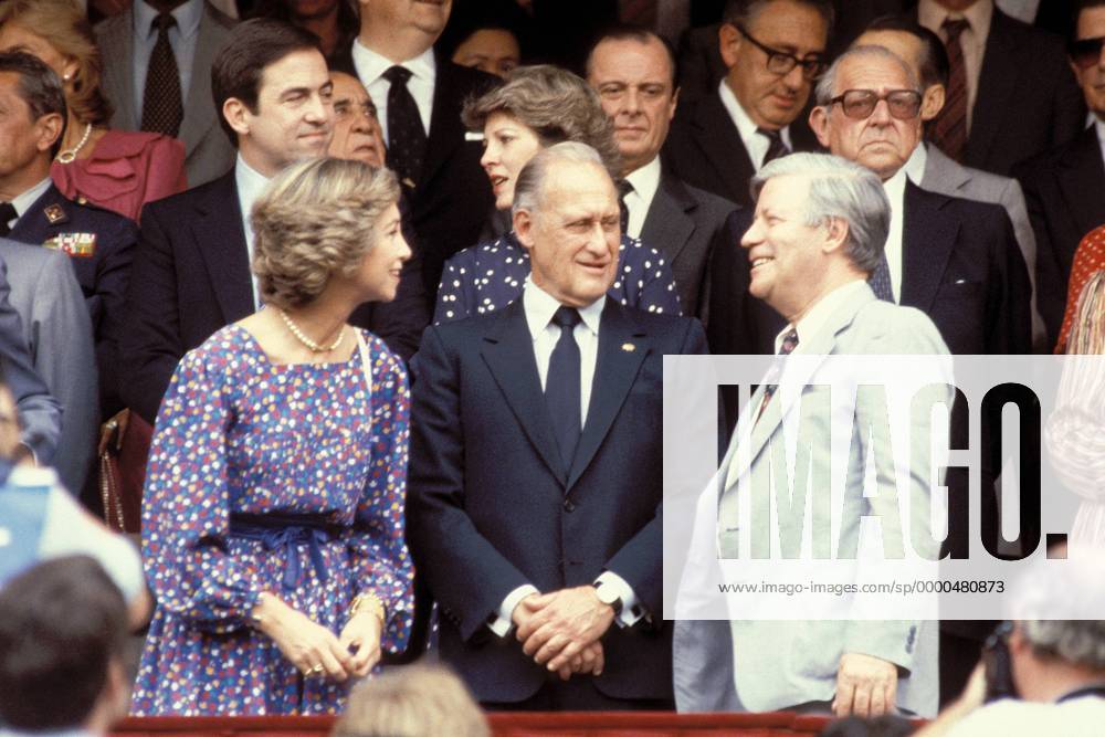 V. li.: Königin Sofia von Spanien, FIFA-Präsident Joao Havelange (Brasilien) und Bundeskanzler Helmut Schmidt (BRD) Fußball WM Herren Weltmeisterschaft 1982, Länderspiel, Finale, Endspiel Gruppe Estadio Santiago Bernabeu Madrid; Monarchin, Monarchie