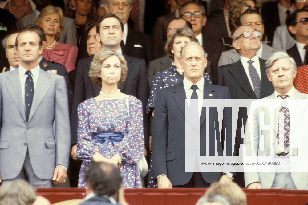 V. li.: König Juan Carlos von Spanien, Ehefrau Königin Sofia, FIFA-Präsident Joao Havelange (Brasilien) und Bundeskanzler Helmut Schmidt (BRD) Fußball WM Herren Weltmeisterschaft 1982, Länderspiel, Finale, Endspiel Gruppe Estadio Santiago Bernabeu, Partnerin, Frau Madrid; Monarchin, Monarch, Gattin, Königin