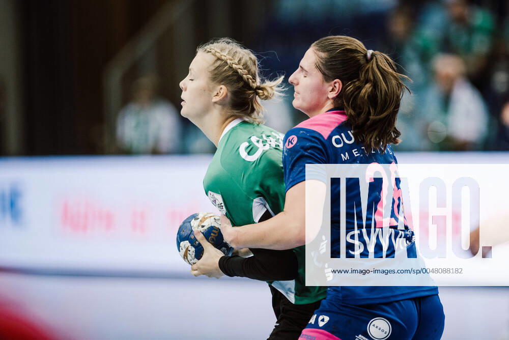 VfL Oldenburg vs Tussies TuS Metzingen Svenja Hübner Tussies Metzingen, 26 in duel with Kathrin Pichlmeier VfL Oldenburg, 10 VfL Oldenburg vs Tussies TuS Metzingen