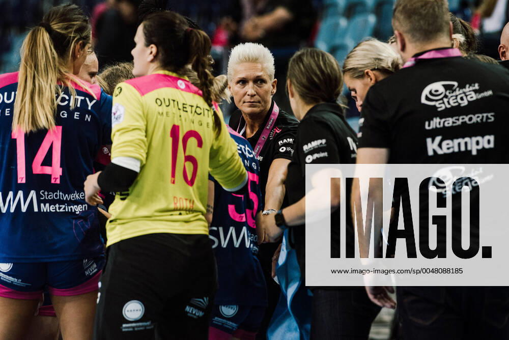 VfL Oldenburg vs Tussies TuS Metzingen VfL Oldenburg vs Tussies TuS Metzingen Discussion with Edina Rott Tussies Metzingen, coach VfL Oldenburg vs Tussies TuS Metzingen