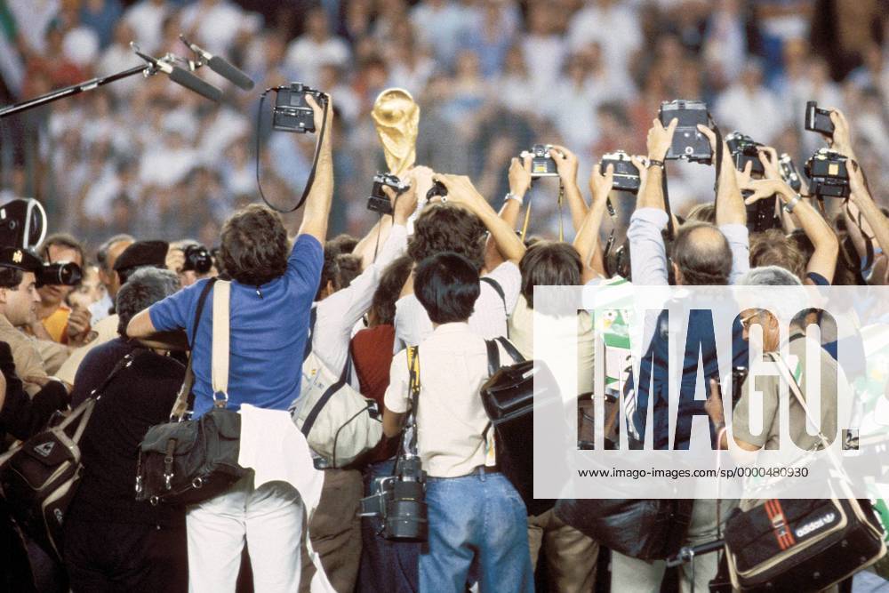 Der World Cup im Fokus der Fotografen Fußball WM Herren Weltmeisterschaft 1982, Länderspiel, Finale, Endspiel, Italien - BR Deutschland 3:1 Totale Estadio Santiago Bernabeu Madrid Masse,