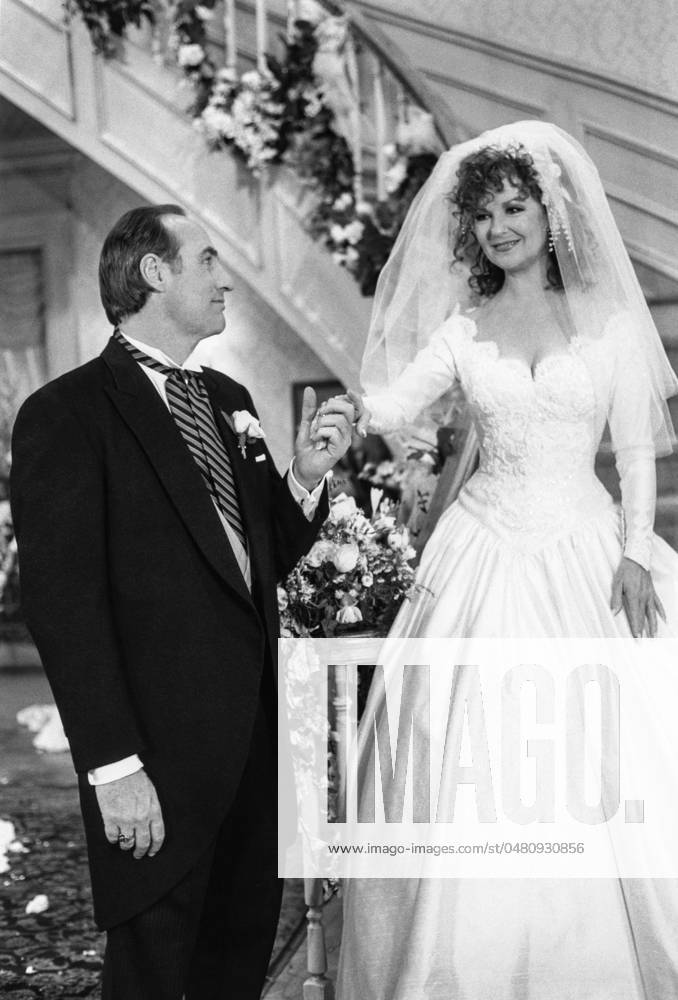 COACH, from left: Craig T. Nelson, Shelley Fabares, Vows (season 5, episode 10, aired November 25, 1992), 1989-1997, ?ABC courtesy Everett CollectionTBDCOAC AB021 PUBLICATIONXNOTxINxCANxCHNxFRAxITAxJPNxNORxPOLxRUSxESPxUKxUSA