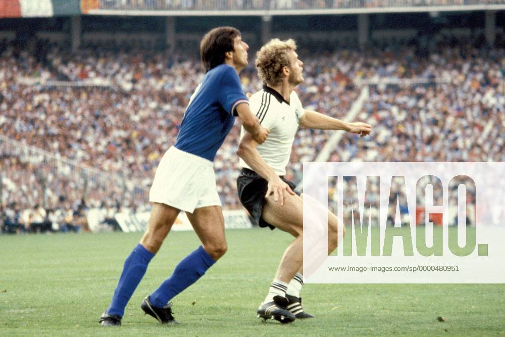 Hans-Peter Briegel (BRD, re.) im Duell mit Gaetano Scirea (Italien) Fußball WM Herren Weltmeisterschaft 1982, Länderspiel, Finale, Endspiel, BR Deutschland Gruppe Estadio Santiago Bernabeu Madrid Dynamik,