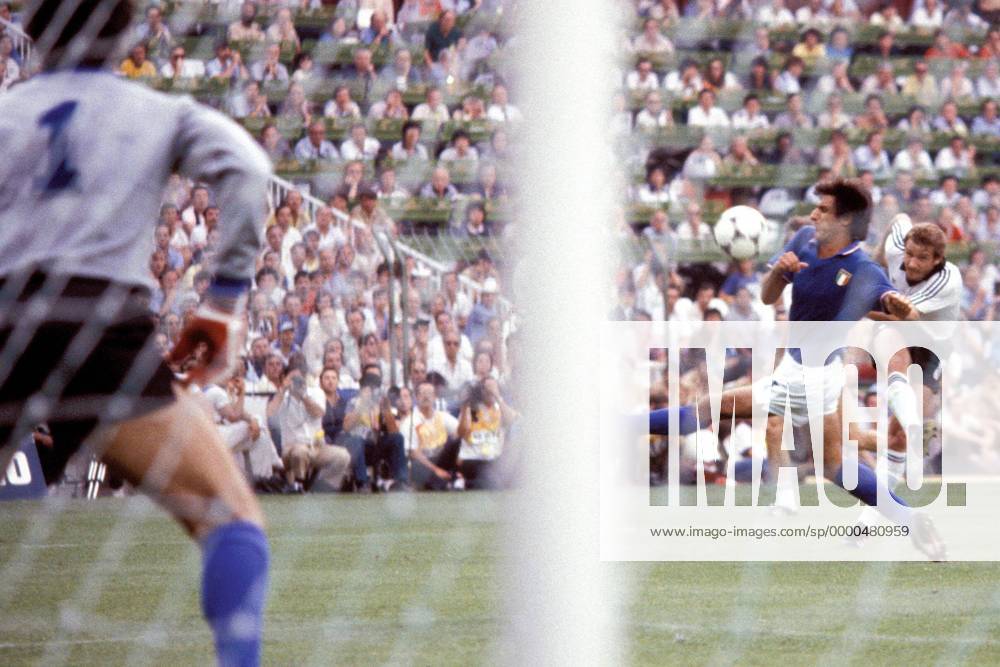 Wolfgang Dremmler (re.) im Duell mit Gaetano Scirea (Italien) Fußball WM Herren Weltmeisterschaft 1982, Länderspiel, Finale, Endspiel, Italien - BR Deutschland 3:1 Totale Estadio Santiago Bernabeu Madrid Dynamik,