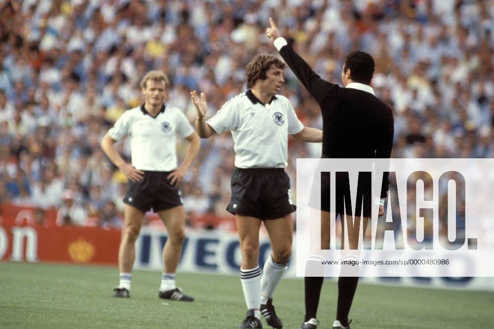 Klaus Fischer (BRD, li.) im Gespräch mit FIFA-Schiedsrichter Arnaldo Coelho (Brasilien) Fußball WM Herren Weltmeisterschaft 1982, Länderspiel, Finale, Endspiel, BR Deutschland Gruppe Estadio Santiago Bernabeu Madrid