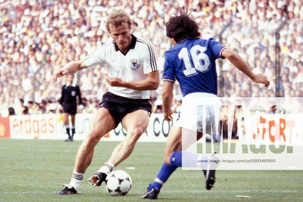 Hans-Peter Briegel (BRD, li.) im Duell Bruno Conti (Italien) Fußball WM Herren Weltmeisterschaft 1982, Länderspiel, Finale, Endspiel, Italien - BR Deutschland 3:1 Gruppe Estadio Santiago Bernabeu Madrid Dynamik,