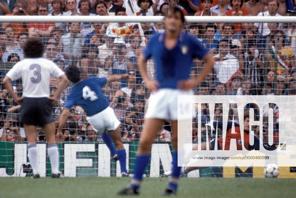 Antonio Cabrini (Italien, li.) im Elfmeter-Duell mit Torwart Toni Schumacher (BRD) Fußball WM Herren Weltmeisterschaft 1982, Länderspiel, Finale, Endspiel, Italien - BR Deutschland 3:1 Totale Estadio Santiago Bernabeu Madrid Dynamik, Abwehr,